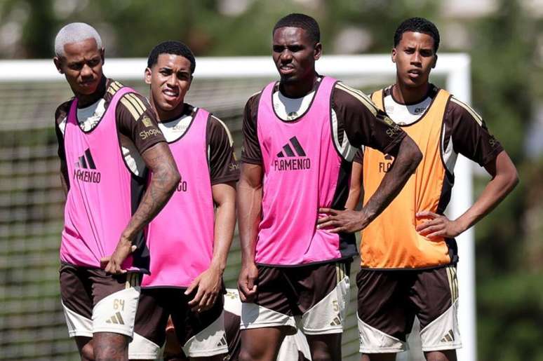 Visando amistosos, Flamengo faz primeiro treino em Portugal &ndash;