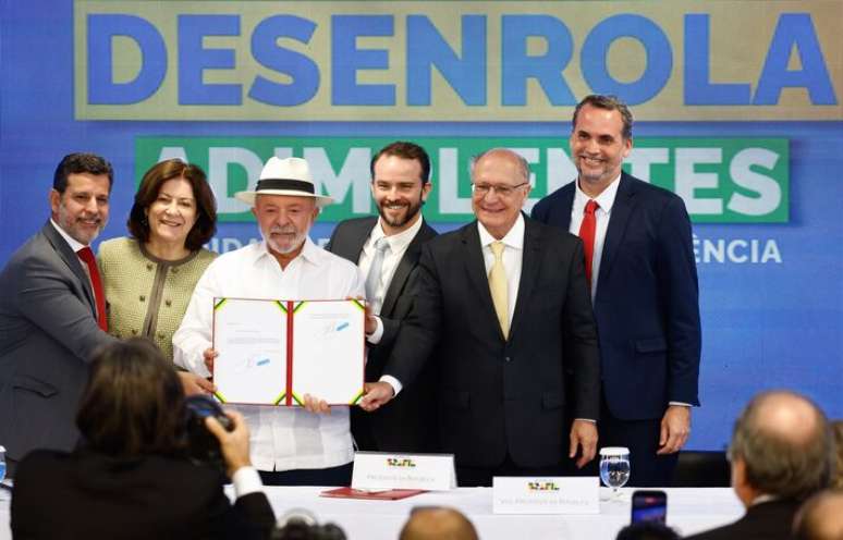 O presidente Luiz In&aacute;cio Lula da Silva, ao lado do vice-presidente, Geraldo Alckmin, e ministros, durante lan&ccedil;amento do programa Desenrola Adimplentes