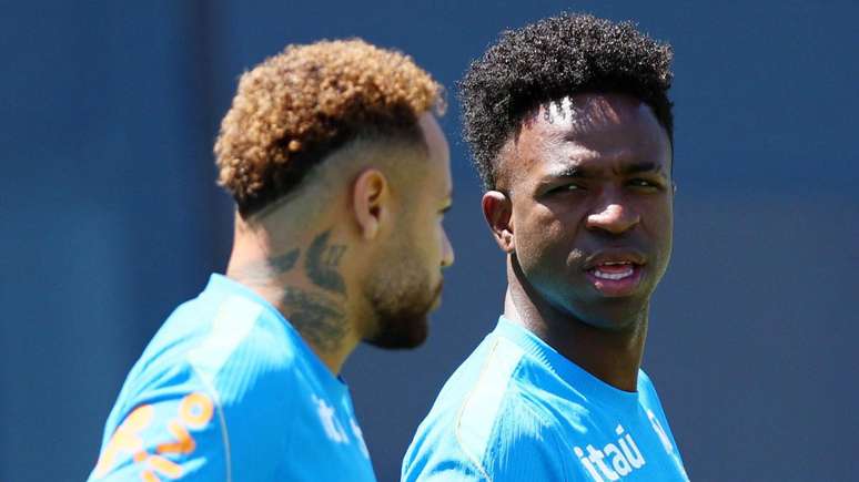 Neymar e Vin&iacute;cius Jr. em treino da sele&ccedil;&atilde;o brasileira