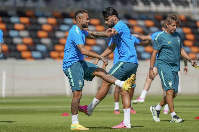 Neymar e Paquet&aacute; em a&ccedil;&atilde;o no treino do Brasil em Houston.