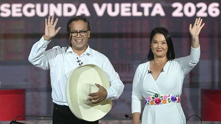 Roberto S&aacute;nchez e Keiko Fujimori em um debate antes do segundo turno das elei&ccedil;&otilde;es