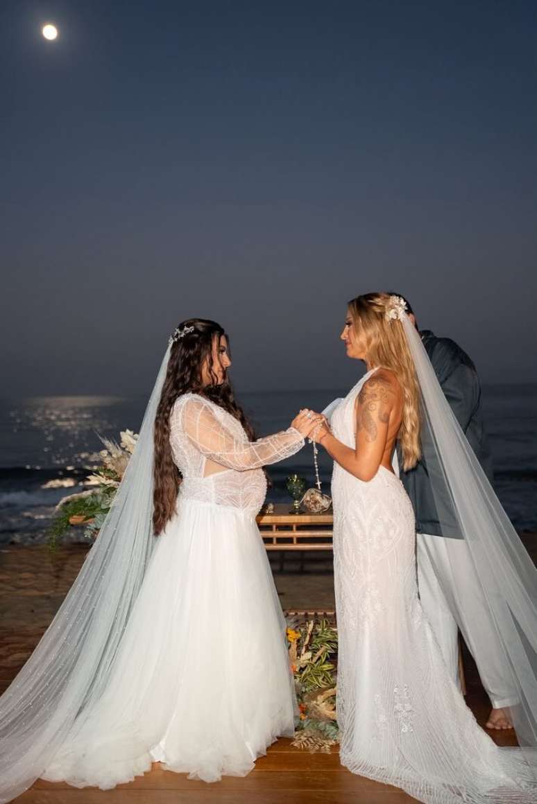 Lauana Prado e Tati Dias trocaram votos em cerim&ocirc;nia de casamento realizada em Ubatuba