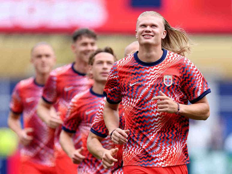 Erling Haaland durante aquecimento da Noruega &ndash;