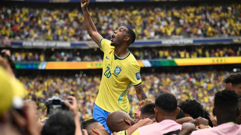 Rayan celebra gol da vit&oacute;ria feito por Gabriel Martinelli no final do segundo tempo da partida contra o Jap&atilde;o em Houston em 29 de junho de 2026.