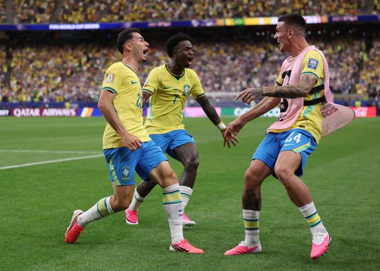 Jogadores da Sele&ccedil;&atilde;o Brasileira celebram o gol da vit&oacute;ria nos acr&eacute;scimo 