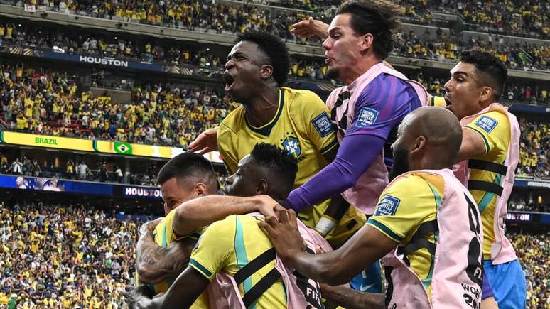 Jogadores do Brasil comemoram o gol da vit&oacute;ria por 2 a 1 contra o Jap&atilde;o pela segunda fase da Copa do Mundo, em Houston, em 29 de junho de 2026.