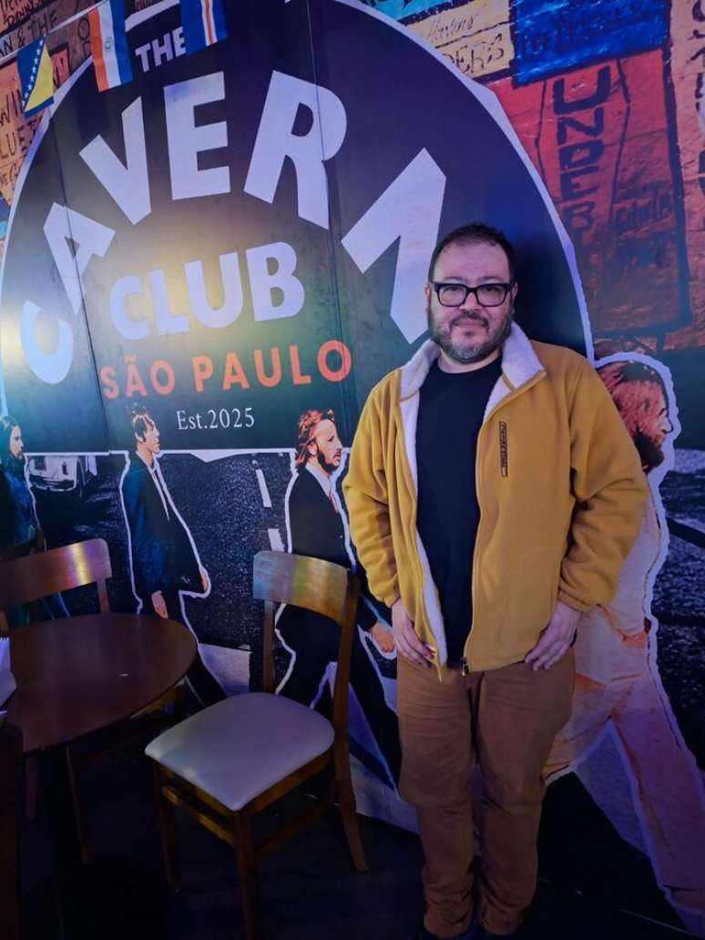 Allan James, f&atilde; dos Beatles, foi ao Cavern Club S&atilde;o Paulo para comemorar o Global Beatles Day