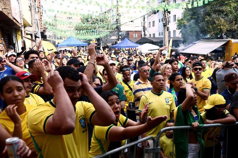 Torcida brasileira assistindo ao jogo contra o Jap&atilde;o em S&atilde;o Paulo