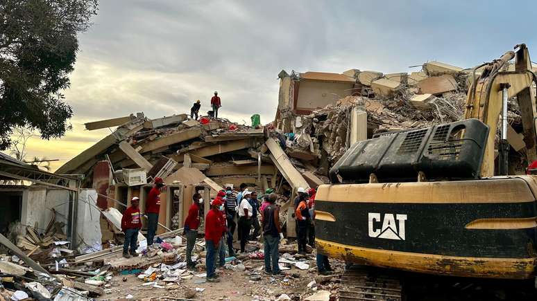 Vizinhos, amigos e familiares dos moradores do conjunto residencial se transformaram nos socorristas