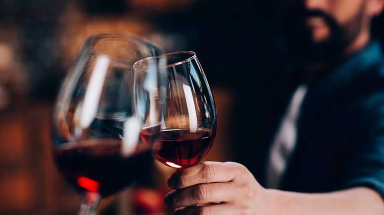 O vinho tinto, por sua vez, &eacute; frequentemente associado &agrave; sedu&ccedil;&atilde;o. De fato, em pequenas quantidades, o &aacute;lcool pode reduzir a inibi&ccedil;&atilde;o e favorecer a sensa&ccedil;&atilde;o de relaxamento. Al&eacute;m disso, compostos como o resveratrol, presentes em uvas tintas, s&atilde;o alvo de estudo por poss&iacute;veis benef&iacute;cios cardiovasculares &ndash; depositphotos.com / TarasMalyarevich