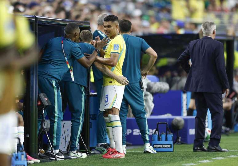Casemiro foi um dos jogadores do Brasil que recebeu cart&atilde;o amarelo na primeira fase &ndash;