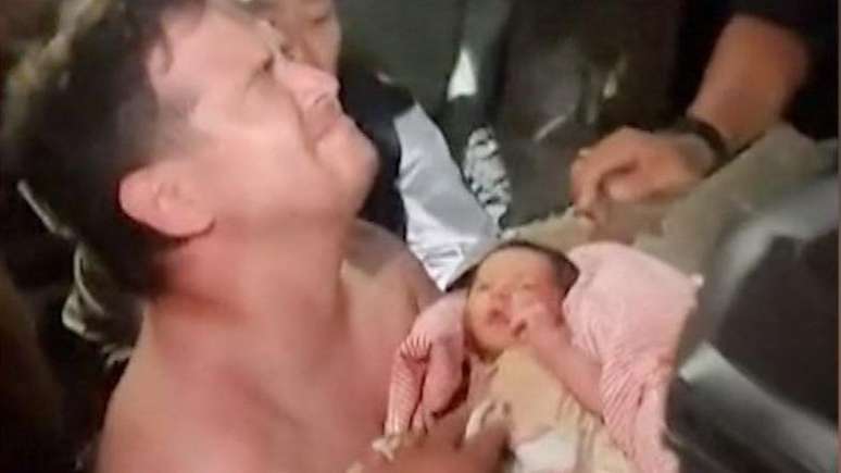 Dayana Pati&ntilde;o e seu filho j&aacute; haviam sido dados como mortos, contou uma volunt&aacute;ria &agrave; imprensa; eles foram resgatados na quinta-feira em La Guaira