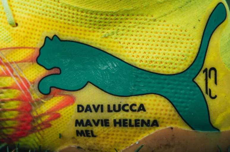 Chuteira de Neymar tem nome dos filhos gravados