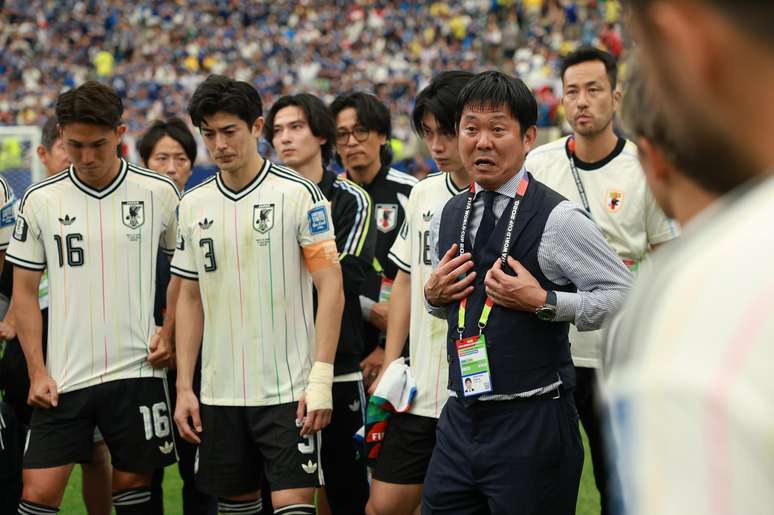 Hajime Moriyasu conversando com seus jogadores ap&oacute;s elimina&ccedil;&atilde;o para o Brasil nos acr&eacute;scimos do segundo tempo.