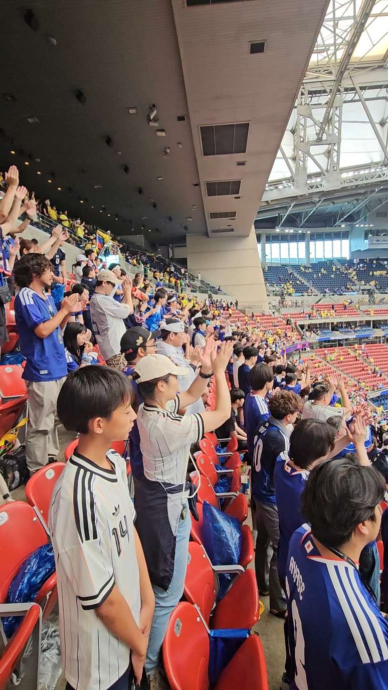Torcedores japoneses aplaudem seus jogadores ap&oacute;s a derrota para o Brasil na Copa