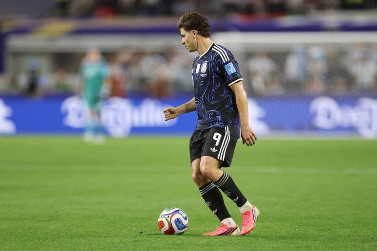 Julian &Aacute;lvarez em a&ccedil;&atilde;o com a camisa da Argentina na Copa &ndash;