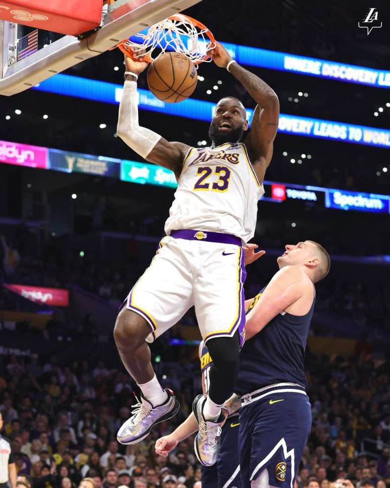 LeBron James se destaca em vit&oacute;ria 