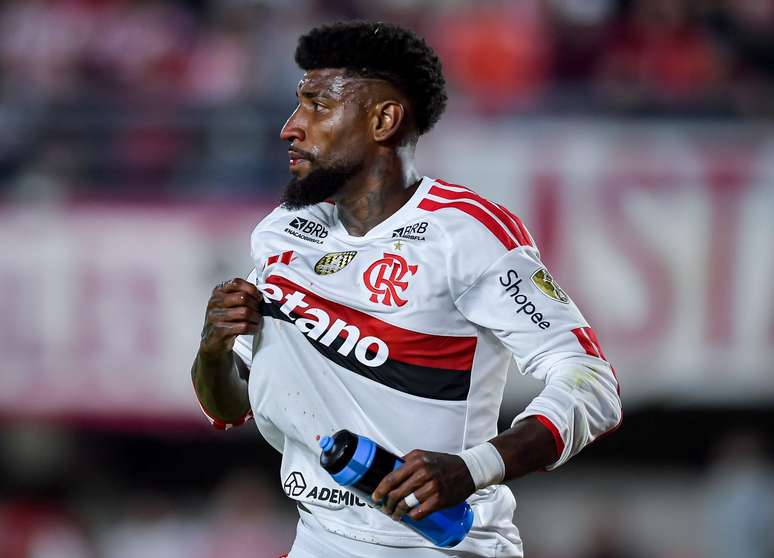 LA PLATA, ARGENTINA &ndash; APRIL 29: Emerson Royal of Flamengo gestures during a Copa CONMEBOL Libertadores 2026 group A match between Estudiantes and Flamengo at Jorge Luis Hirschi Stadium on April 29, 2026 in La Plata, Argentina. (Photo by Marcelo Endelli/Getty Images)