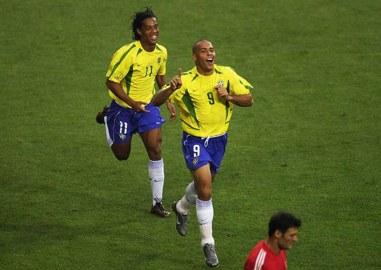 Ronaldo e Ronaldinho comemoram gol contra a Turquia, na primeira rodada do Grupo C da Copa do Mundo de 2002 
