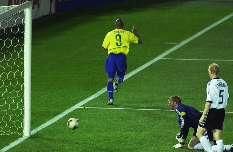Ronaldo comemora primeiro gol do Brasil contra a Alemanha, na final da Copa do Mundo de 2002, ap&oacute;s falha de Oliver Khan, no ch&atilde;o &ndash; 