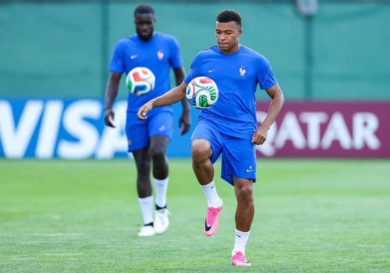 Kylian Mbapp&eacute; durante treino antes de Fran&ccedil;a x Su&eacute;cia &ndash; 