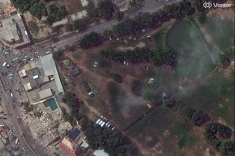 Vista a&eacute;rea do campo de golfe que se tornou um ponto de encontro para as v&iacute;timas do terremoto em Caraballeda, La Guaira