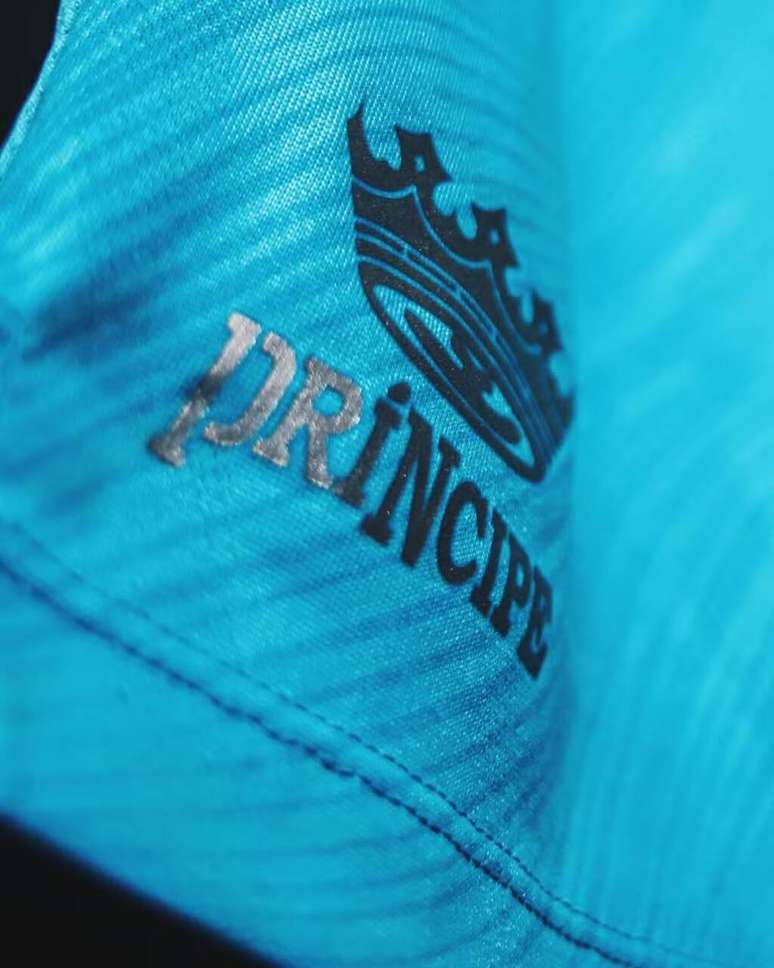 Camisa tem a palavra &ldquo;pr&iacute;ncipe&rdquo; estampada &ndash;