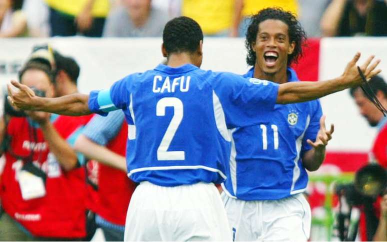 Ronaldinho e Caf&uacute; comemoram gol de falta do camisa 11 na vit&oacute;ria do Brasil por 2 a 1, contra a Inglaterra, pelas quartas de final da Copa do Mundo de 2002 &ndash; 
