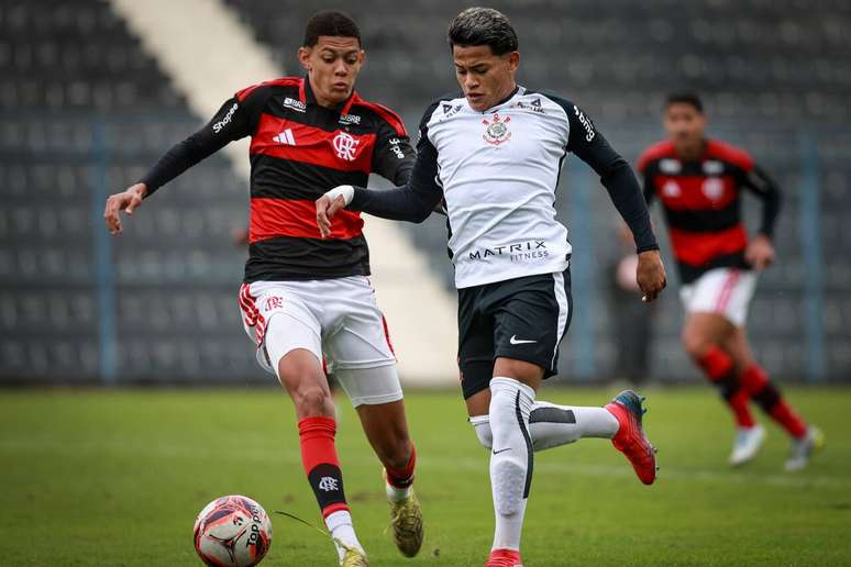 Flamengo sofreu empate do Corinthians no fim na &uacute;ltima rodada: 2 a 2 &ndash;