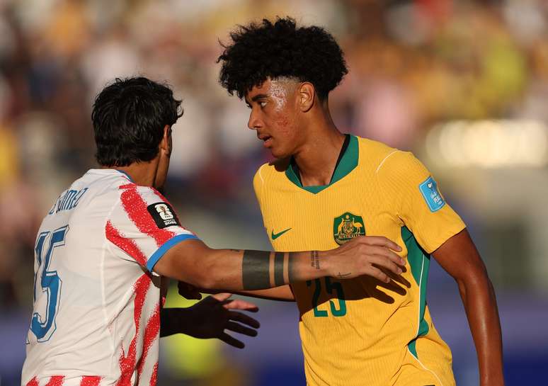 Lucas Herrington, zagueiro da Austr&aacute;lia, em marca&ccedil;&atilde;o contra Gustavo G&oacute;mez, do Paraguai, em duelo pelo grupo D da Copa do Mundo- 