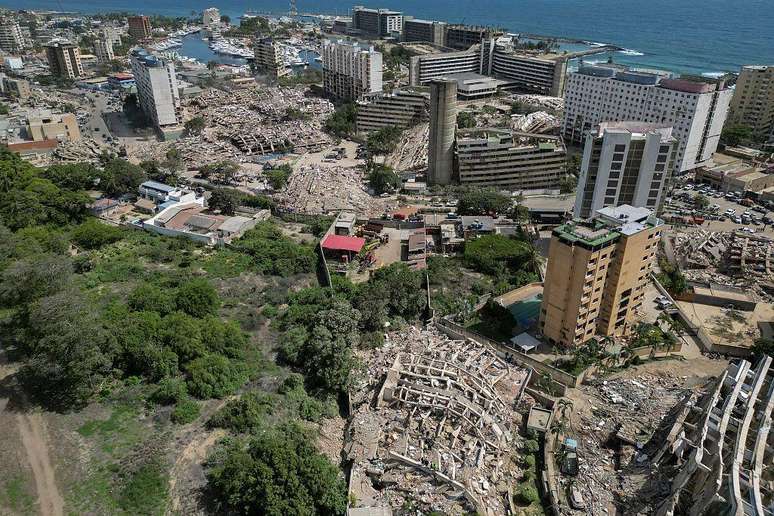 Vista a&eacute;rea mostrando pr&eacute;dios desabados em Caraballeda, La Guaira, Venezuela, em 27 de junho de 2026, ap&oacute;s terremotos que atingiram a regi&atilde;o
