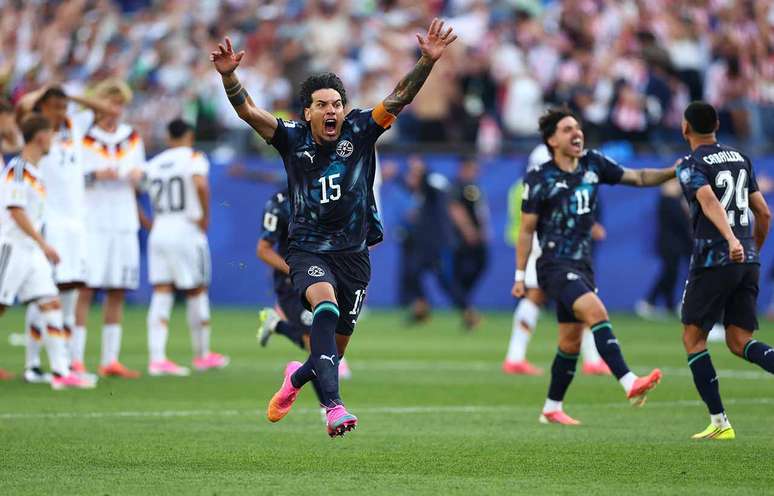 Gustavo G&oacute;mez celebra a classifica&ccedil;&atilde;o do Paraguai para as oitavas da Copa do Mundo &ndash;