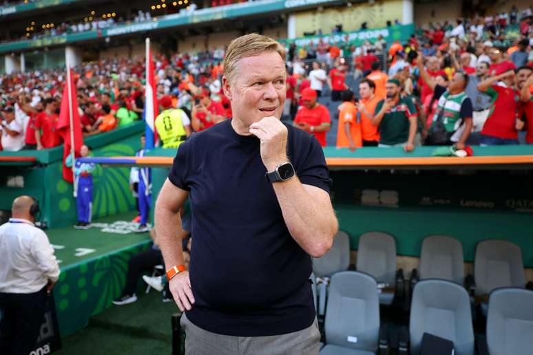 Ronald Koeman antes do in&iacute;cio de Holanda x Marrocos, pelos 16-avos de final da Copa do Mundo de 2026 &ndash; 