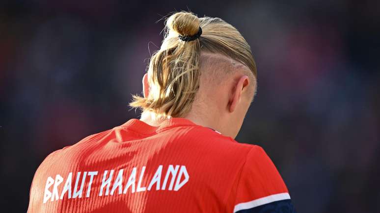 A camisa da sele&ccedil;&atilde;o norueguesa de Haaland homenageia tanto o sobrenome de sua m&atilde;e quanto o de seu pai