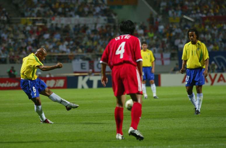 Roberto Carlos em cobran&ccedil;a e falta que gerou primeiro gol do Brasil contra a China, pela segunda rodada do Grupo C da Copa do Mundo de 2002 &ndash; 