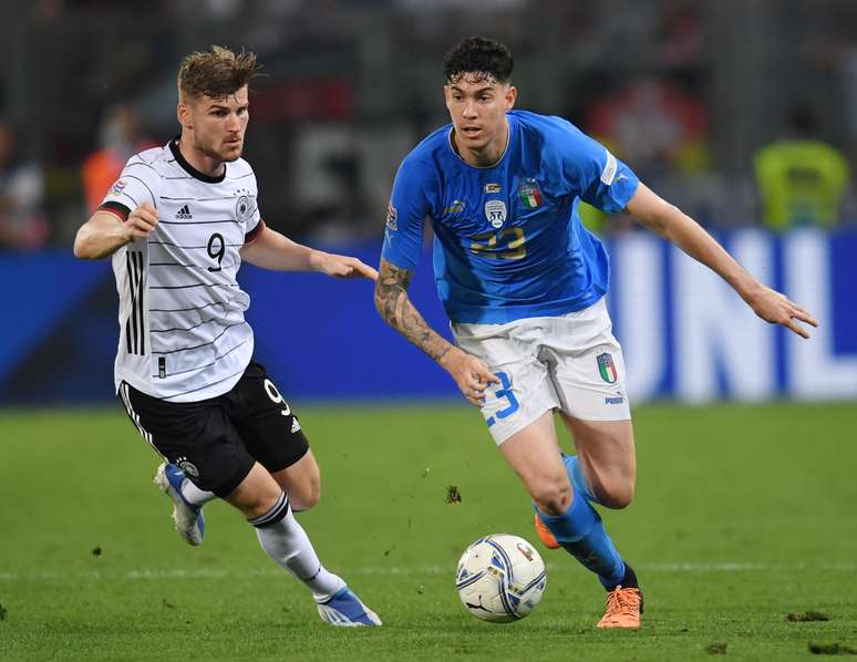 Alessandro Bastoni (&agrave; direita) tamb&eacute;m &eacute; figurinha carimbada na Sele&ccedil;&atilde;o Italiana (