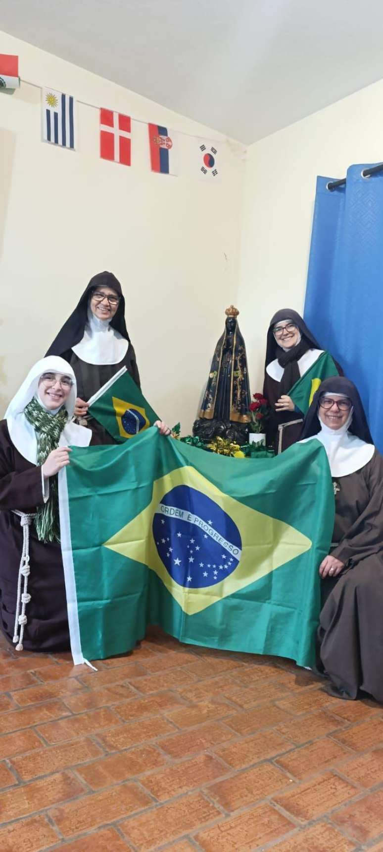 As irm&atilde;s conciliam os hor&aacute;rios de ora&ccedil;&atilde;o com os jogos