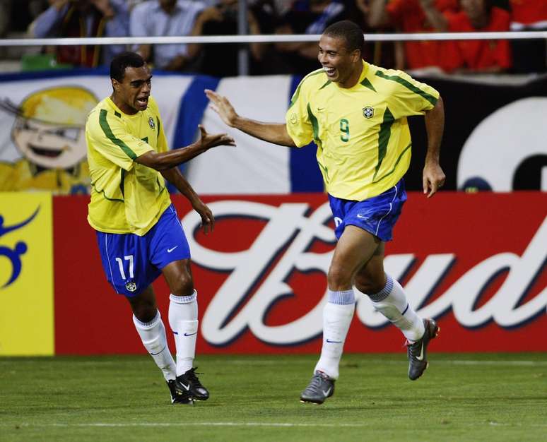 Ronaldo e Den&iacute;lson comemoram gol do camisa 9, durante a vit&oacute;ria sobre a B&eacute;lgica, pelas oitavas de final da Copa do Mundo de 2002 &ndash; 