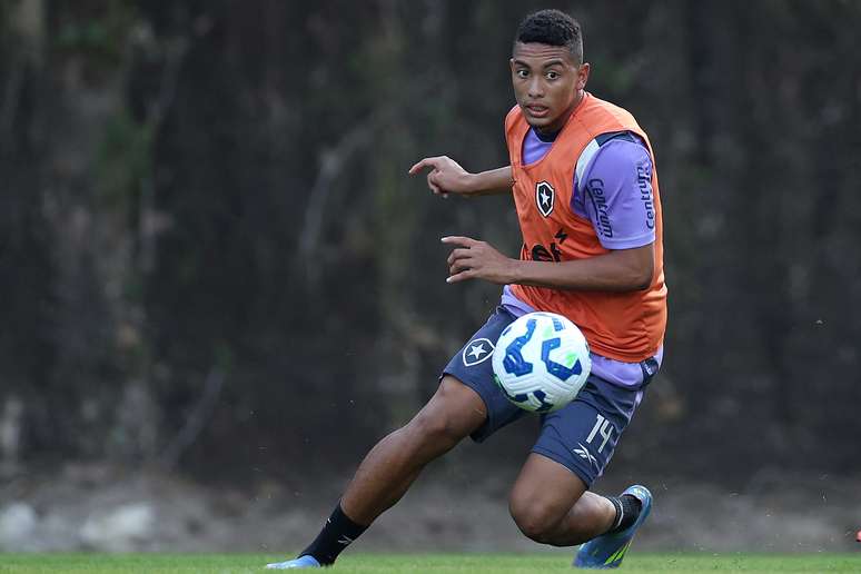 Jordan Barrera durante treino do Botafogo 