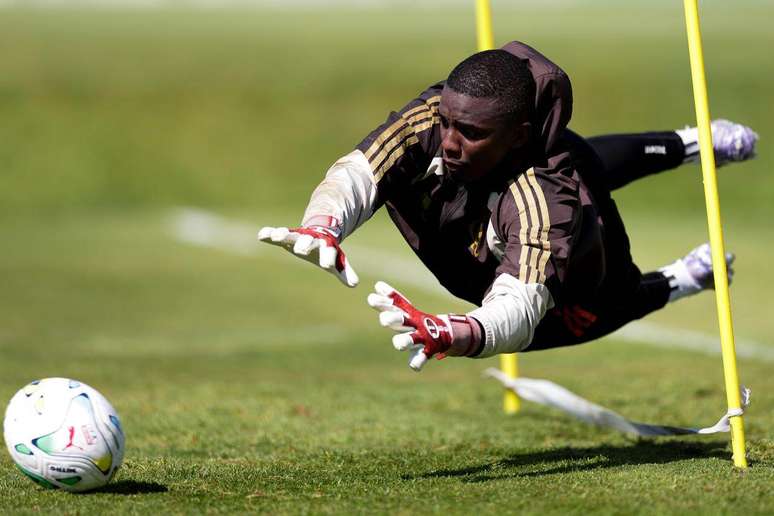Andrew em treino do Flamengo em Portugal; goleiro pode ganhar minutos &ndash;