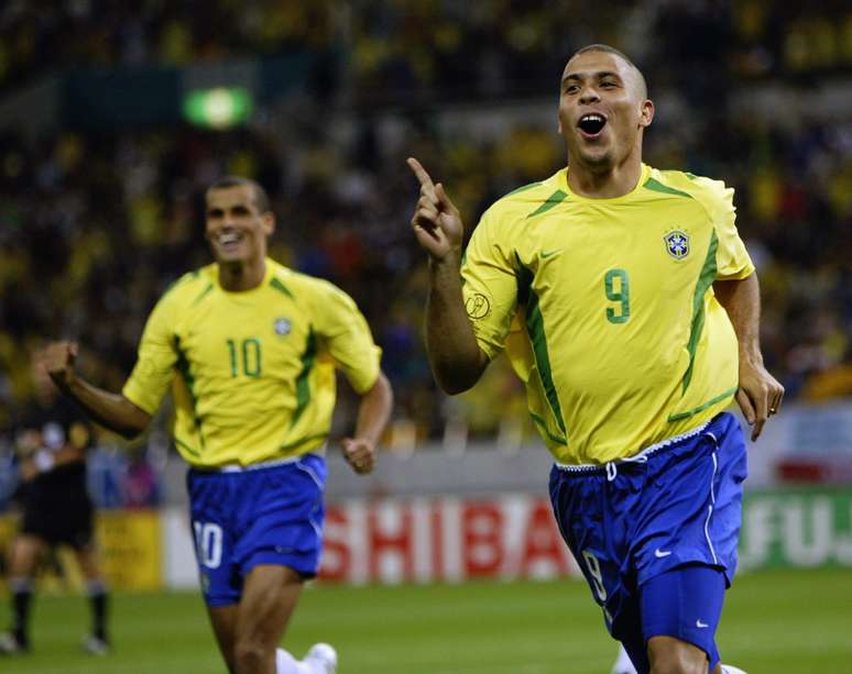 Ronaldo e Rivaldo celebram gol da vit&oacute;ria sobre a Turquia, por 1 a 0, na semifinal da Copa do Mundo de 2002 &ndash; 