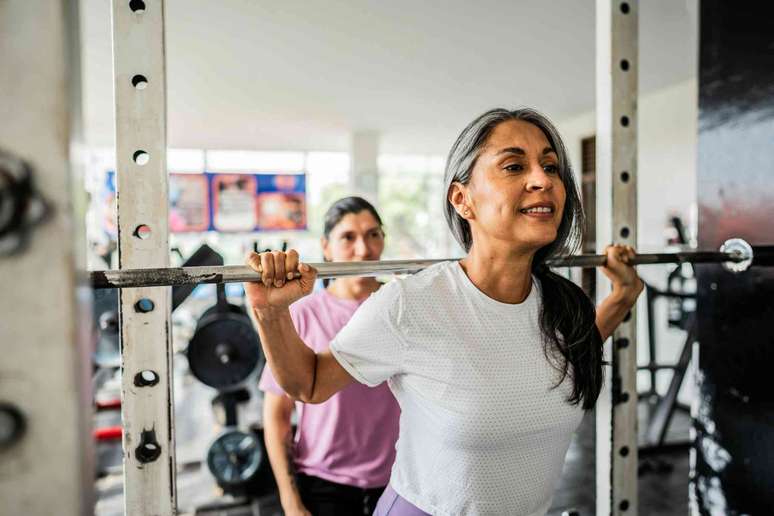 Mulher levantando pesos