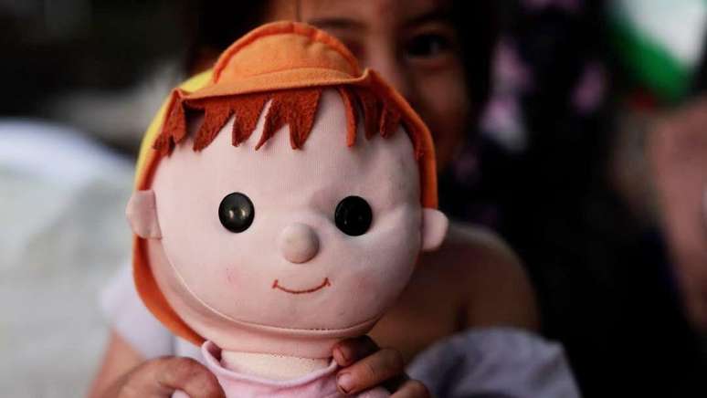 Uma das filhas de Milagros Gonz&aacute;lez brincando com uma boneca