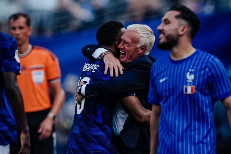 Mbapp&eacute; comemora seu primeiro gol no jogo homenageando o t&eacute;cnico Didier Deschamps, que perdeu a m&atilde;e h&aacute; uma semana &ndash;
