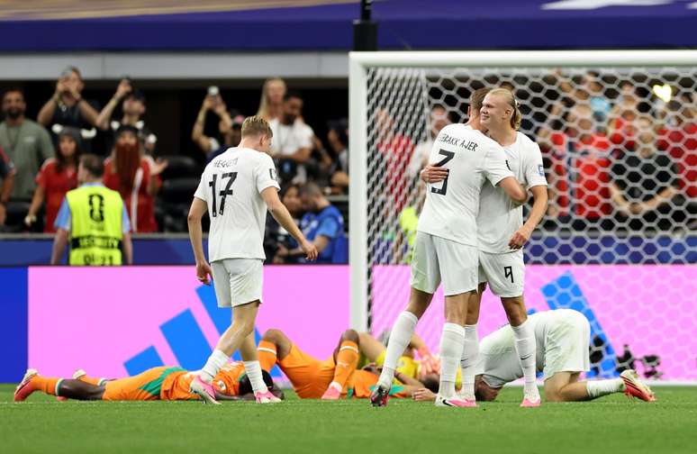 Jogadores da Noruega comemorando a classifica&ccedil;&atilde;o para as oitavas de final 