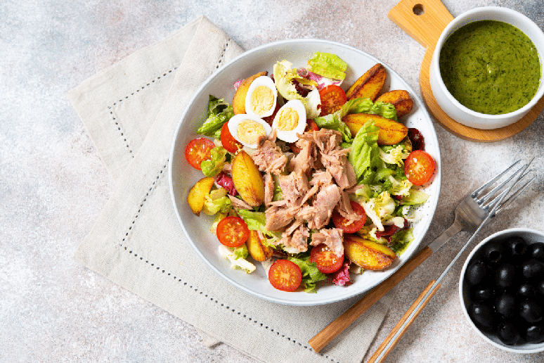 Salada de atum com ovo e batata r&uacute;stica 
