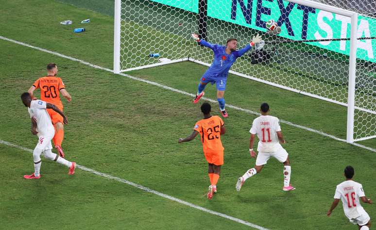 Momento em que Issa Diop, zagueiro de Marrocos, marca o gol de empate contra a Holanda ap&oacute;s cabeceio &ndash; 