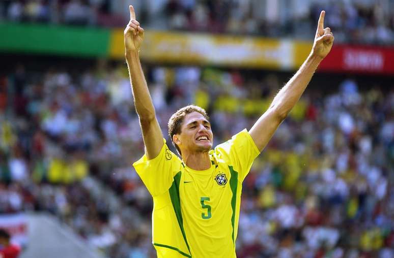 Edmilson comemora gol de bicicleta feito contra a Costa Rica, na terceira rodada do Grupo C, na Copa do Mundo de 2002 