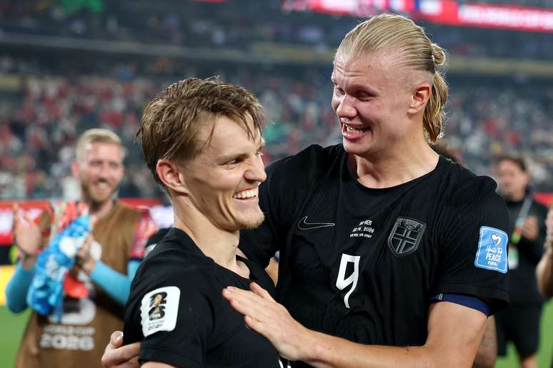 Haaland e &Oslash;degaard comemorando a classifica&ccedil;&atilde;o para o mata-mata da Copa.