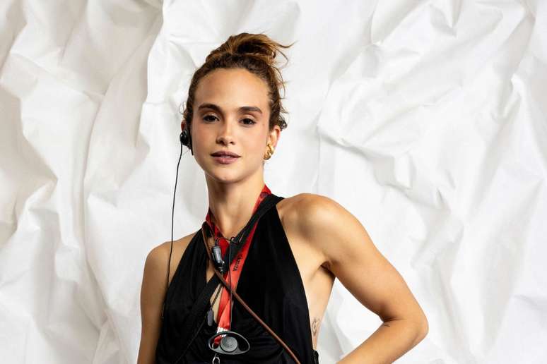 Emilie Rey posa com equipamentos de produ&ccedil;&atilde;o